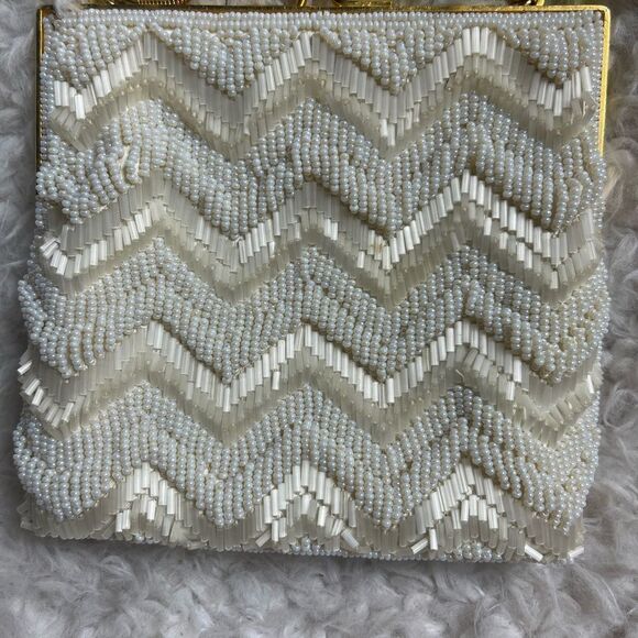 La Regale Handmade Beaded off white Handbag Clutch gold tone frame and strap. - Picture 3 of 12